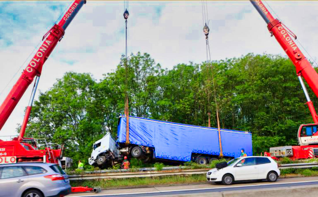 Tödlicher Unfall auf der Autobahn - Fahrer eines Lkws knallt gegen Brückenpfeile und stirbt