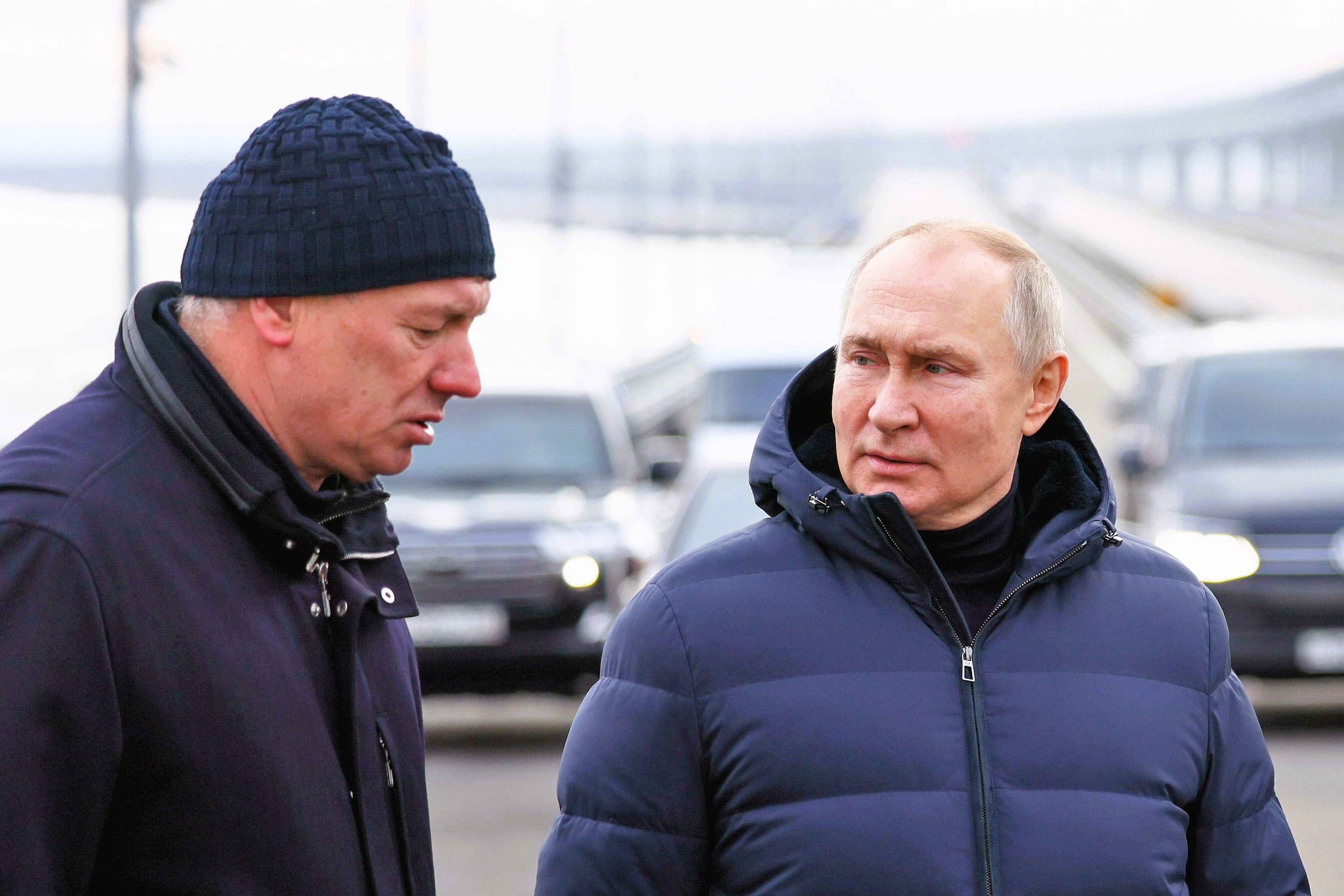 EILMELDUNG! Putin besucht die Krim! Wladimir Putin fährt mit Mercedes über Krimbrücke - wie eine Zielscheibe