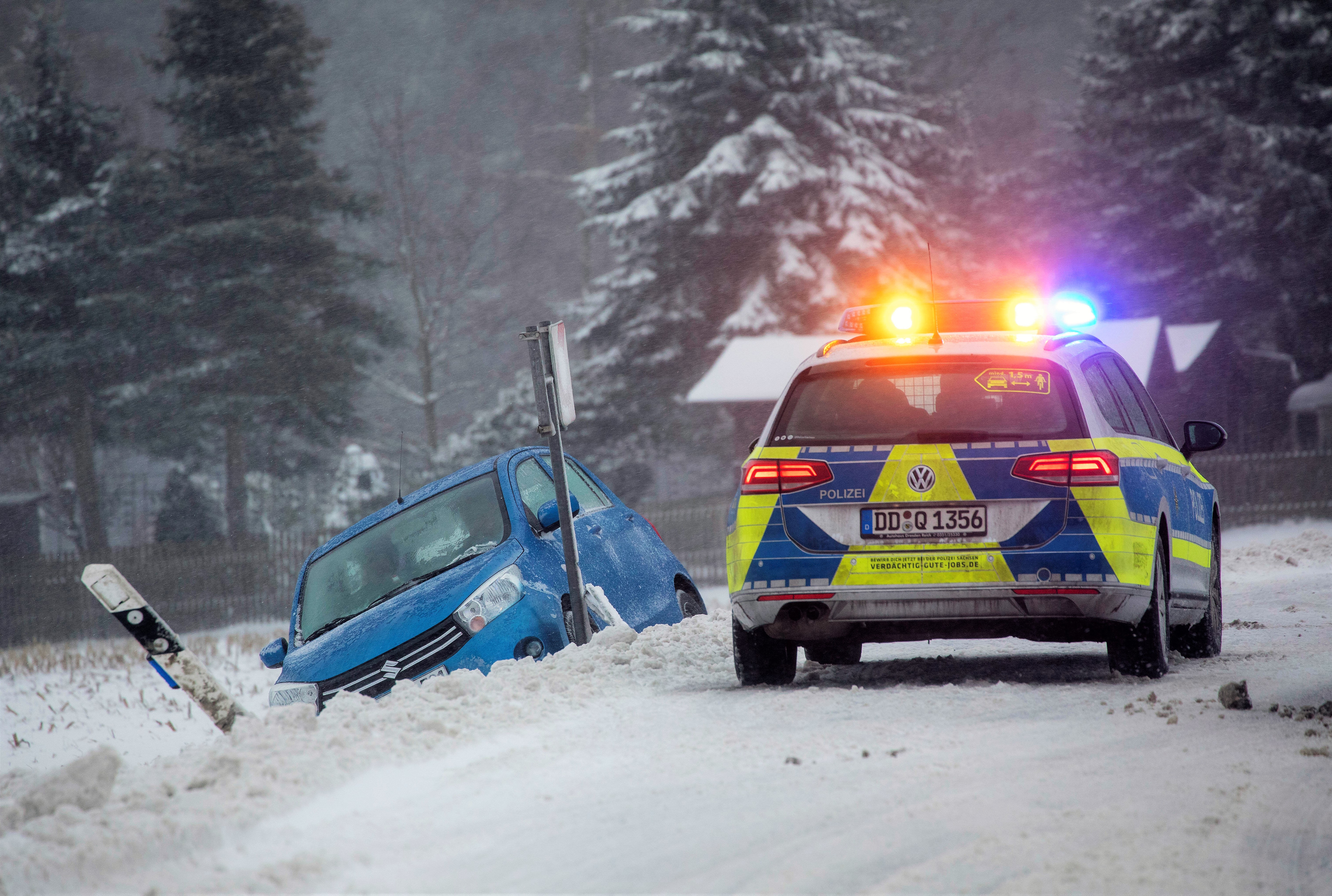 Glatteis-Wahnsinn auf Deutschlands Straßen! Alleine 250 Einsätze in kurzer Zeit - neuer Eisregen erwartet!