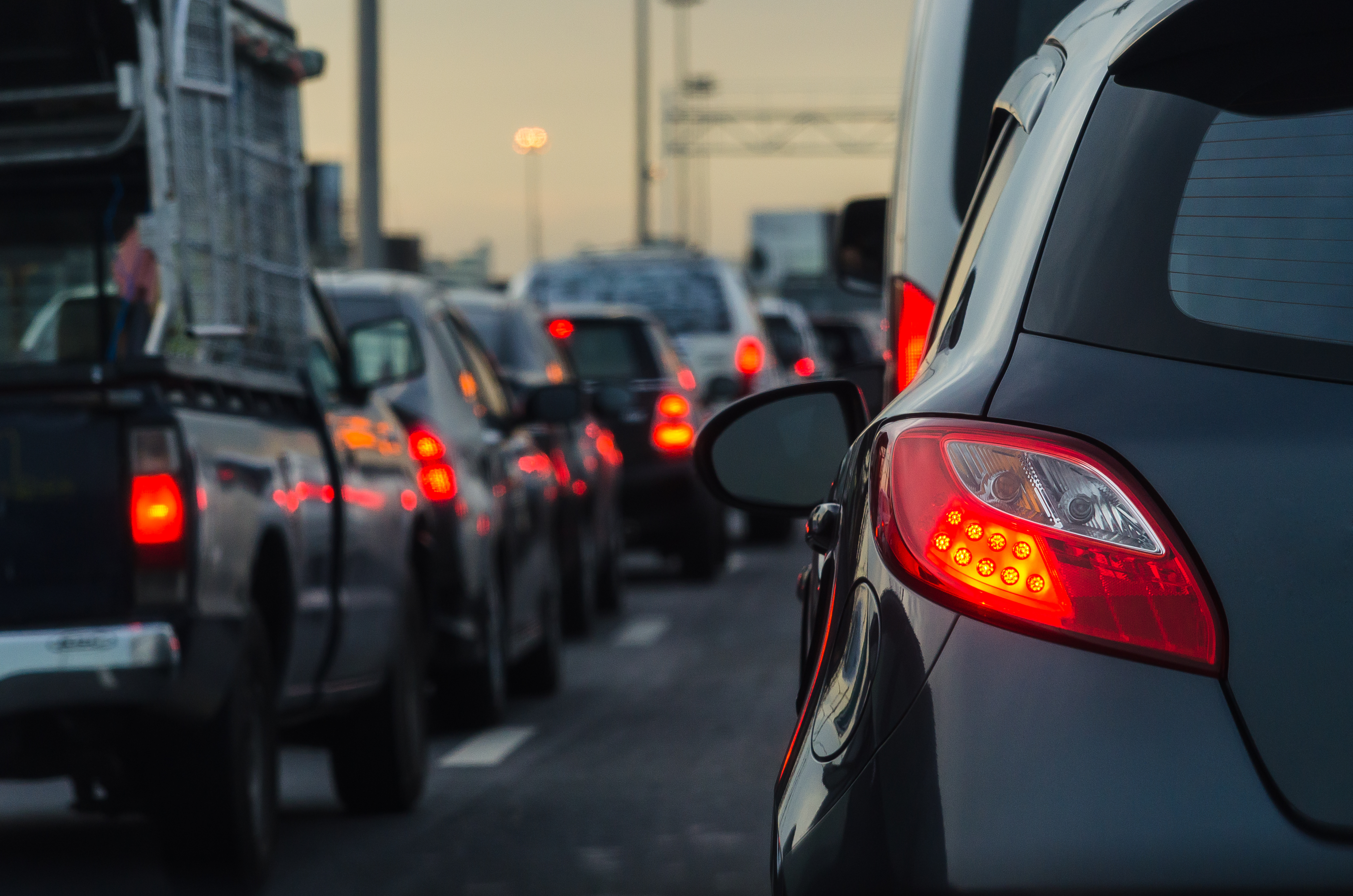 Mega-Stau! Auf einer Länge von 50 Kilometern - Helfer müssen weiße, pulverartige Substanz von der Fahrbahn entfernen