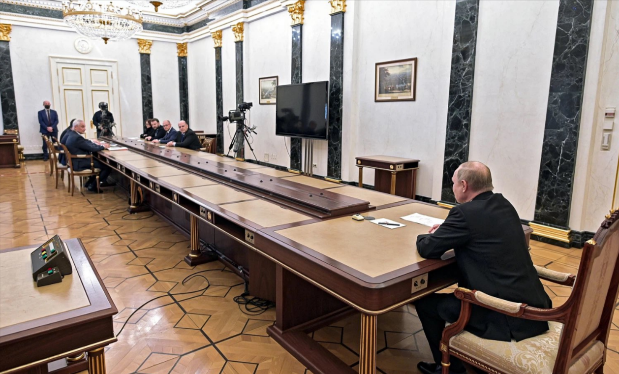 Putin völlig panisch! Verstörendes Video aus dem Kreml zeigt: Putin fürchtet sogar seine engsten Vertrauten!