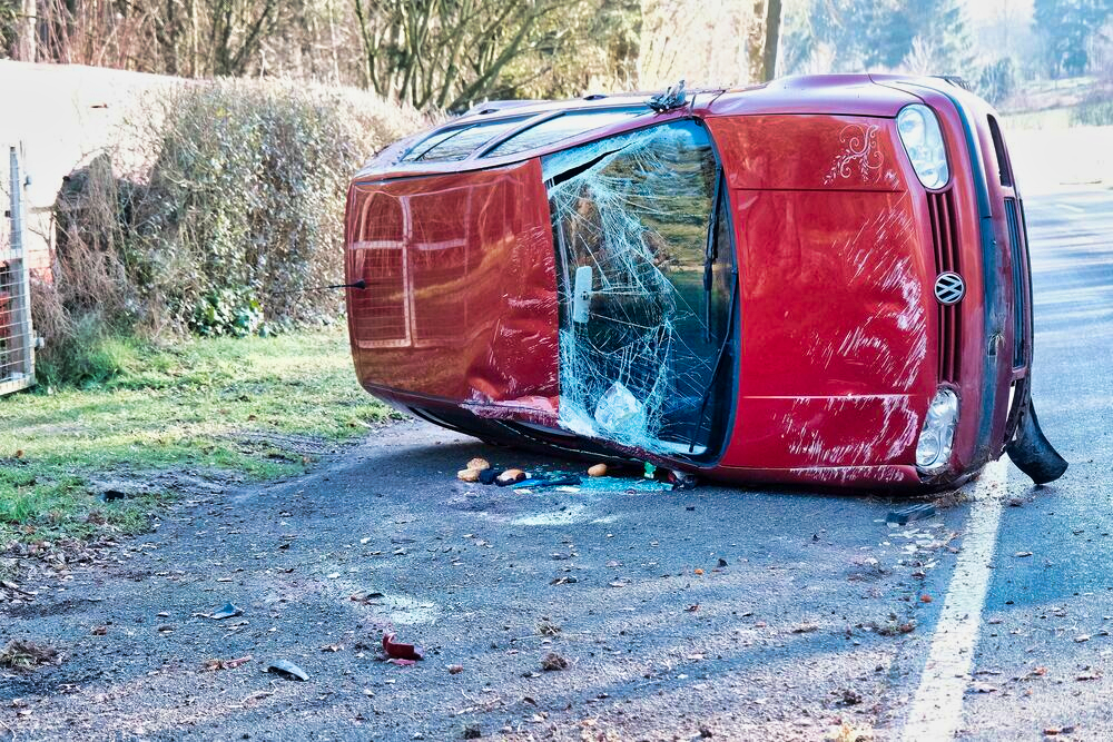 Beifahrerin sterbend zurückgelassen! Fahrer ohne Führerschein und Versicherung flieht feige nach Unfall