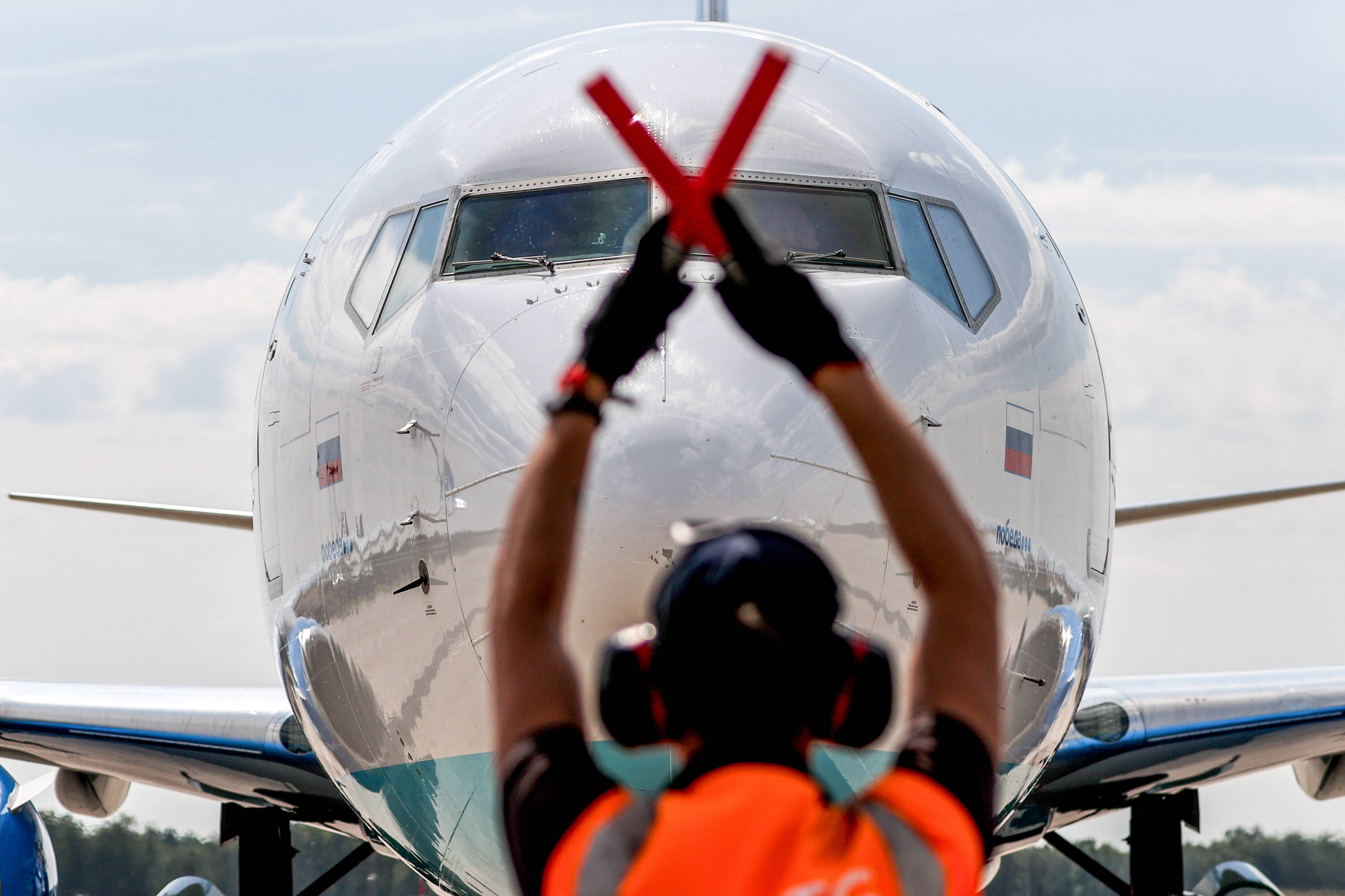 Bombenalarm im Flugzeug! Unfassbarer Aktion am Flughafen - Flieger gestoppt!