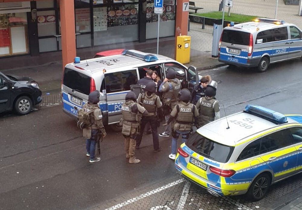 Riesen Waffenfund bei Reichsbürger Razzia! Anschlag geplant? Polizei entdeckt Waffenlager