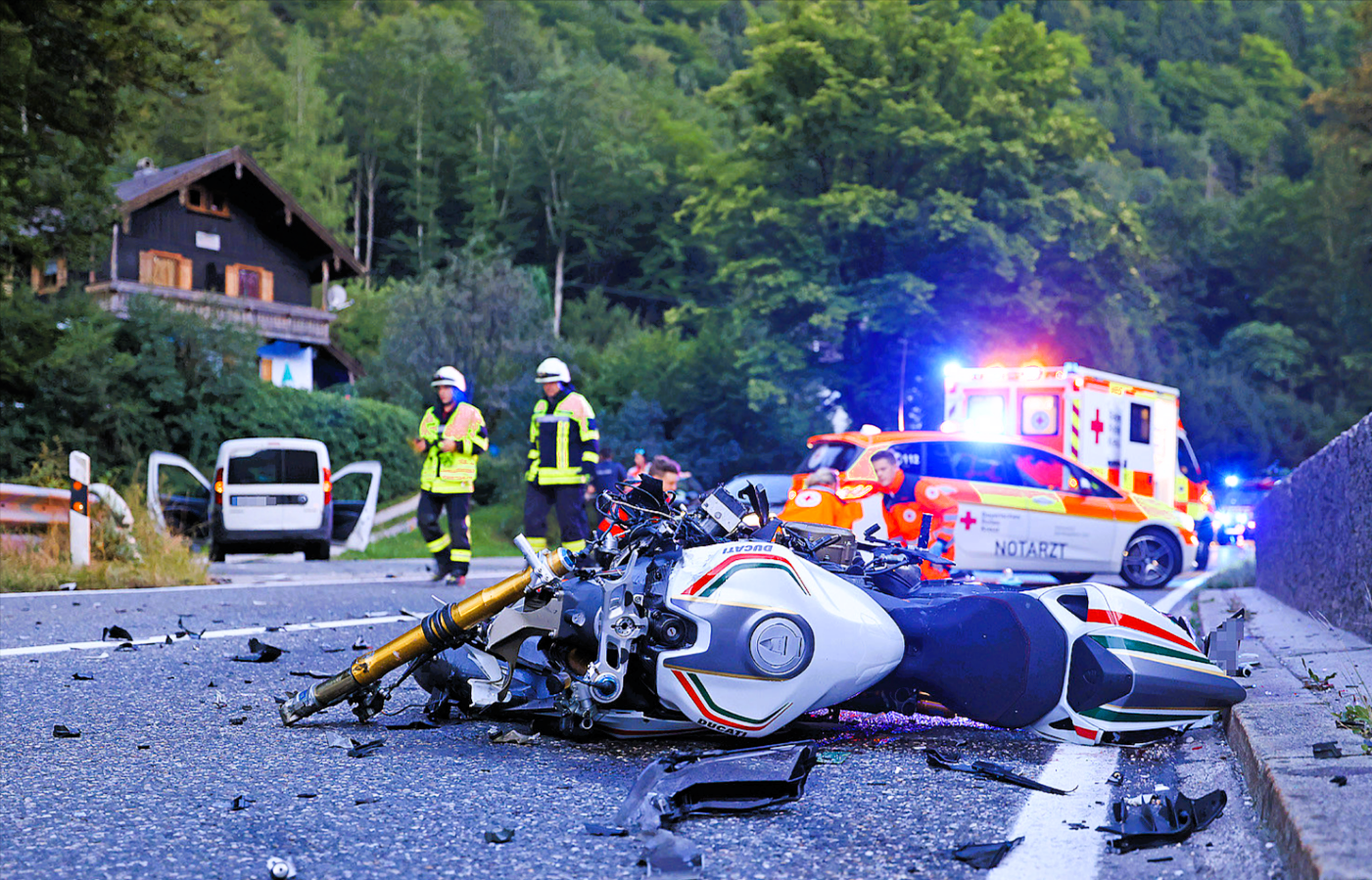 Biker rast in Familie! Ein Toter, drei schwer verletzte - Illegales Rennen - Tragödie auf der Straße