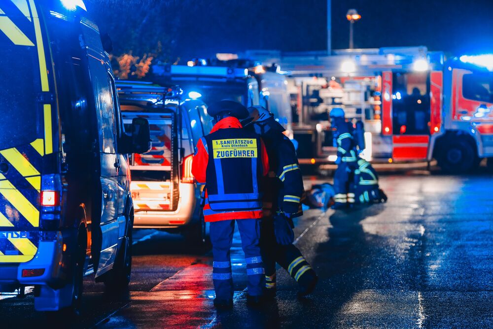 Raser ohne Führerschein tötet 18-jährigen an Bushaltestelle und flüchtet vor einer Polizeistreife!
