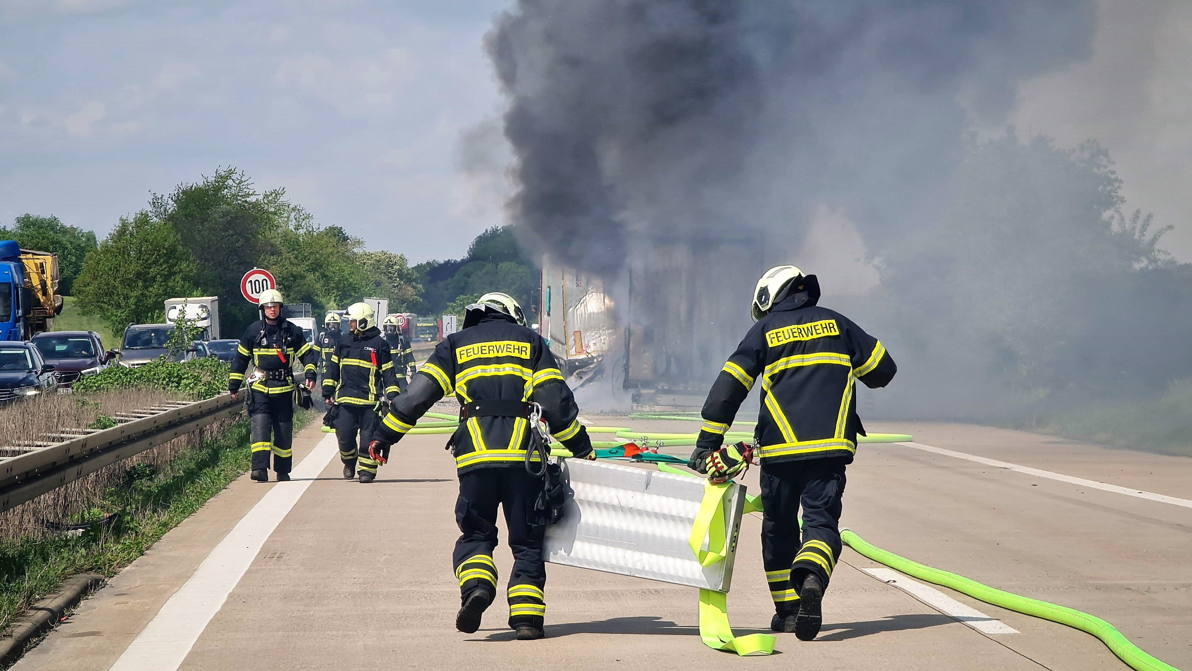 Vollsperrung! Flammen-Hölle auf der Autobahn! LKW im Vollbrand