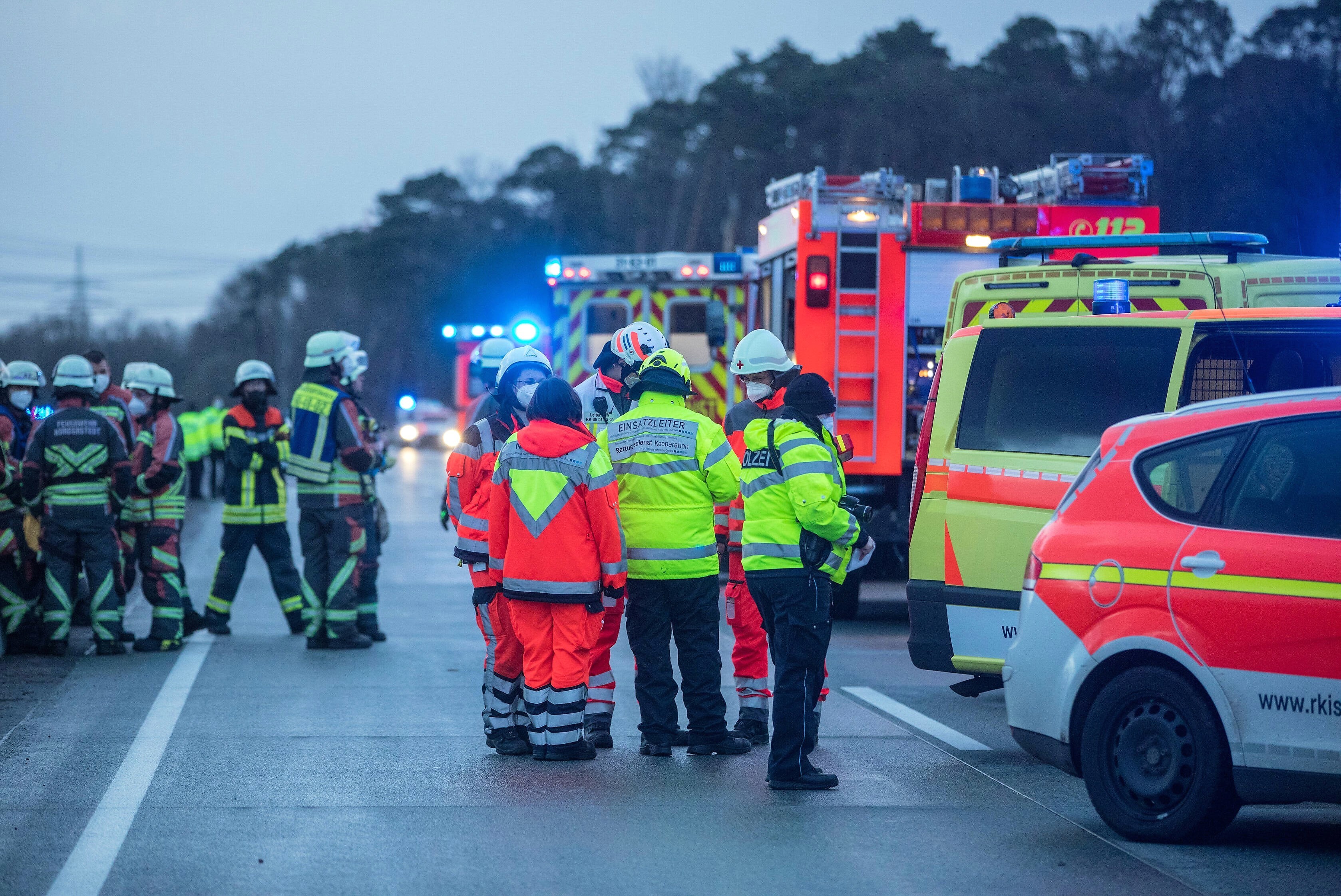 Vollsperrung nach schwerem Crash auf der Autobahn - Mann nach Crash schwer verletzt!