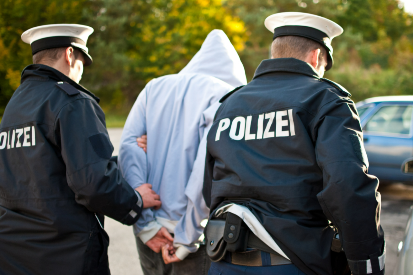 Polizei gibt Warnung raus! Fahndung nach Deutschlands gefährlichstem Linksextremen - 10.000€ Kopfgeld!