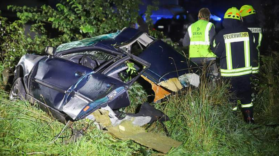 Tödlicher Unfall - VW-Fahrer kracht mit voller Wucht gegen einen Baum und stirbt im Fahrzeugwrack