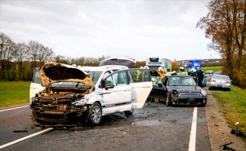 Tödlicher Massencrash endet mit Vollsperrung! Fahrer gerät in Gegenverkehr und wird zermalmt!