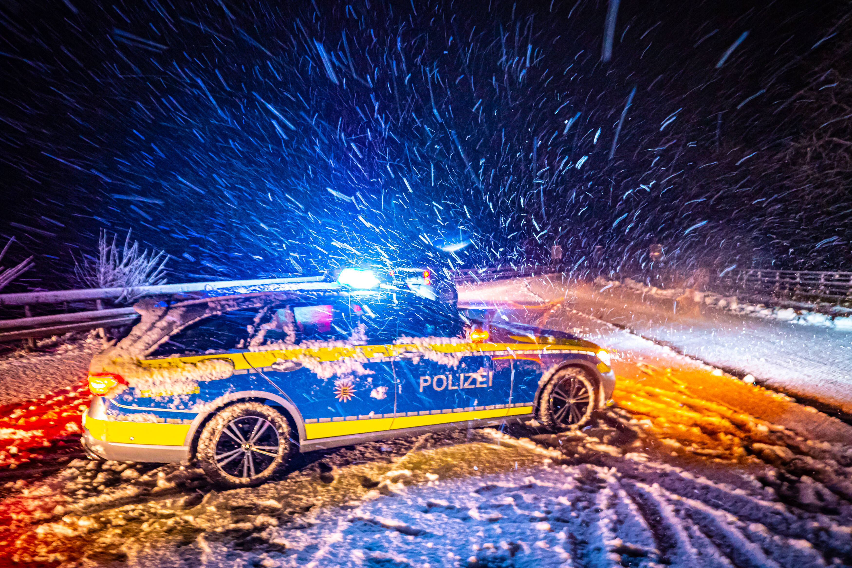 Schwerer Unfall bei winterlichem Wetter - 27-jähriger Fahrer verliert Kontrolle über seinen SUV - Für ihn kam jede Hilfe zu spät