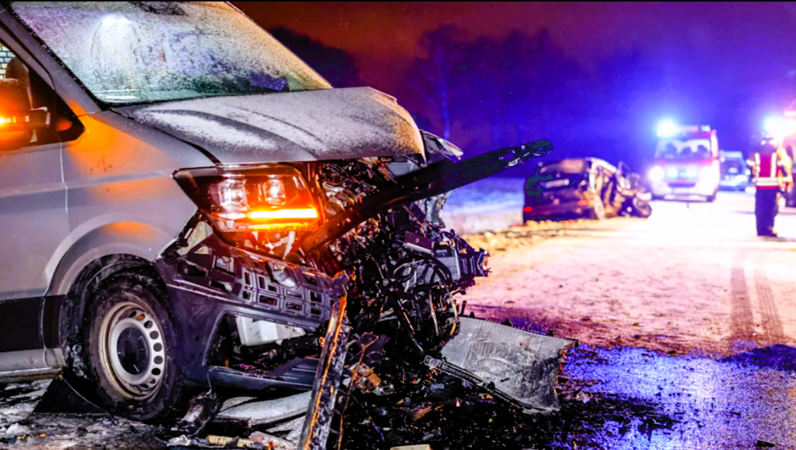 Massenkarambolage auf der Autobahn! 7 Autos und LKWs rasen ineinander - Drei Personen zum teil schwer verletzt
