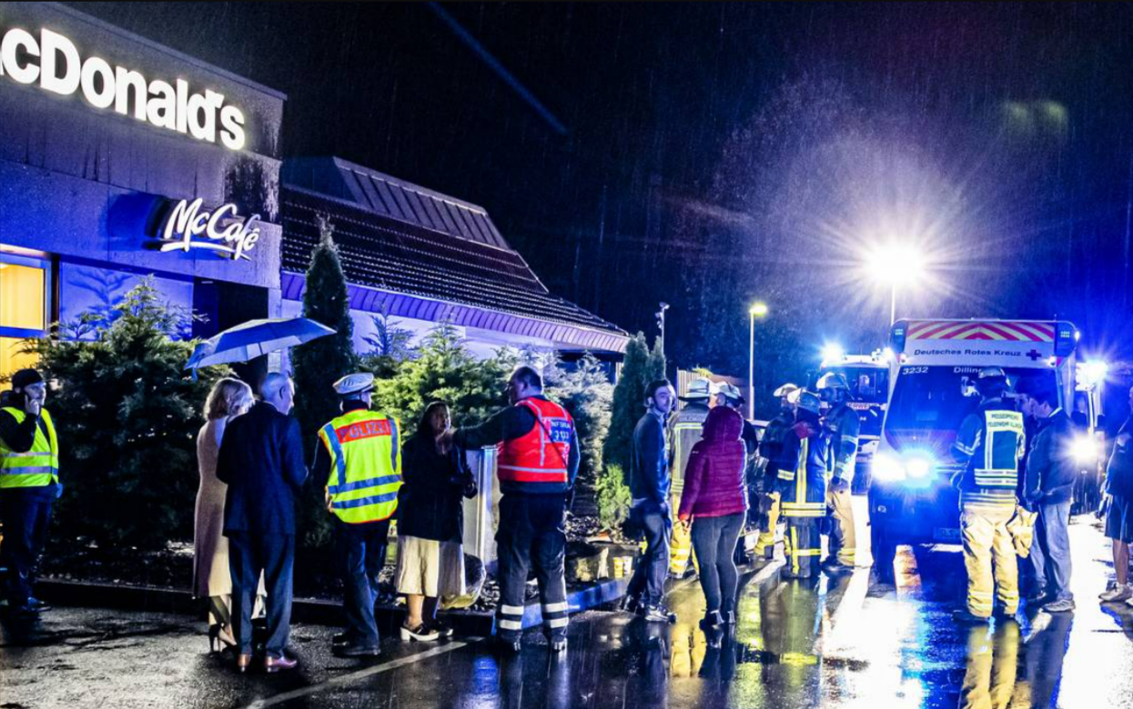 Schlägerei bei McDonalds! Mann dreht wegen falschem Burger völlig durch!