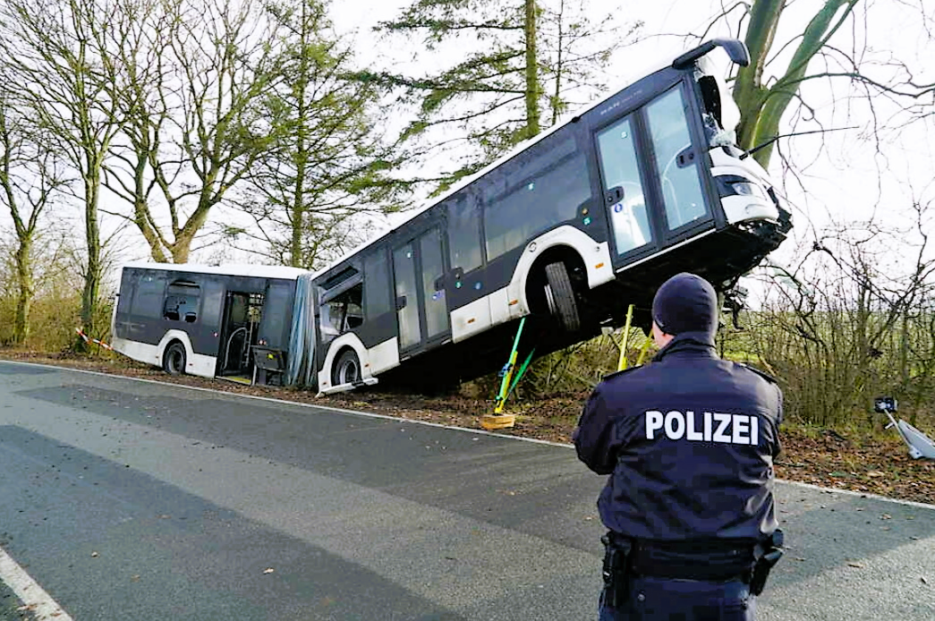 Vollbesetzter Schulbus verunglückt - Einsatzkräfte mussten zahlreiche Kinder befreien!