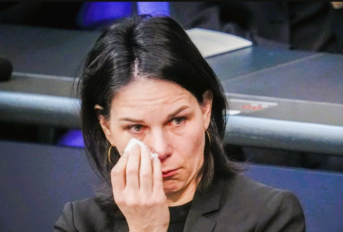 Tränen-Zusammenbruch im Bundestag! Annalena Baerbock von Gefühlen überwältigt!