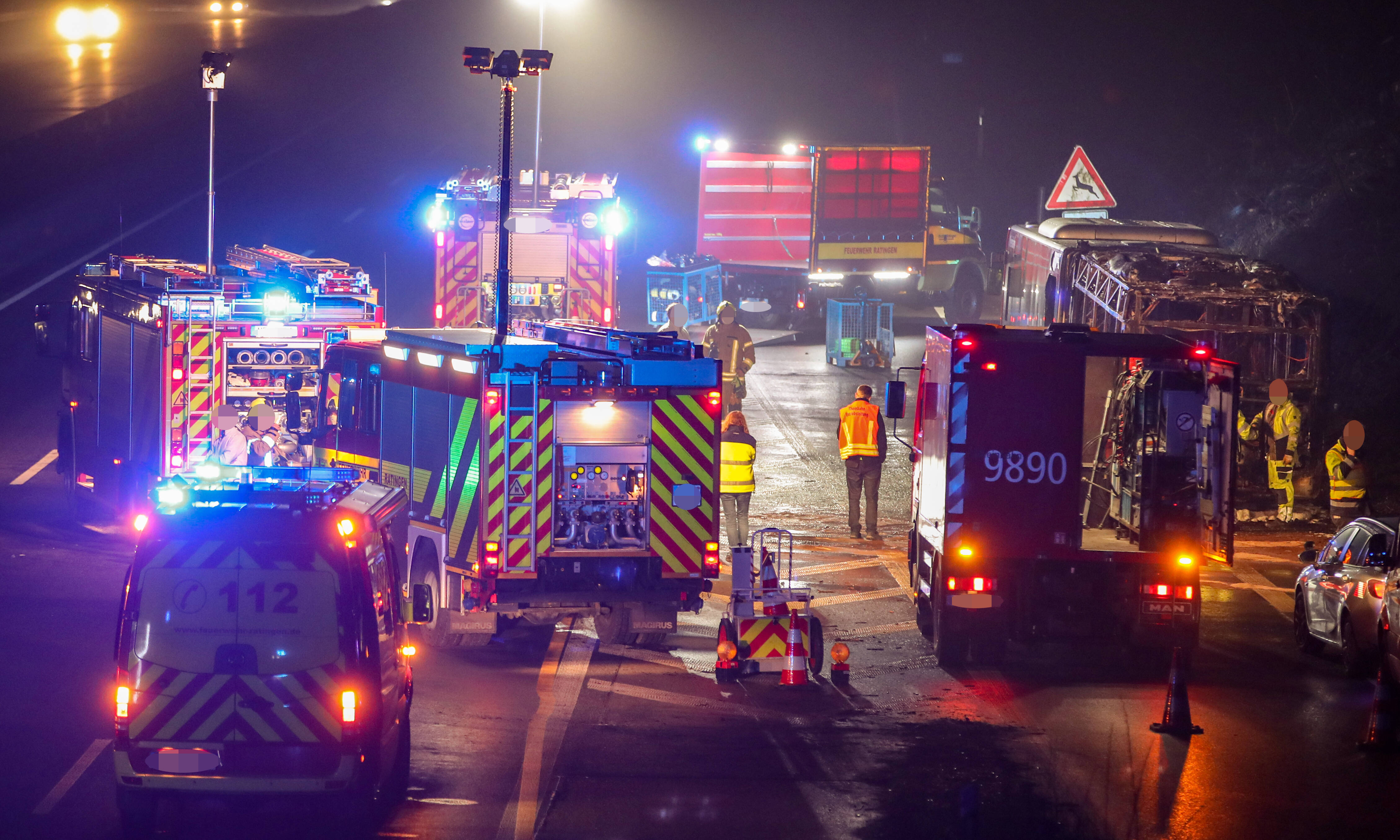 3-jähriges Mädchen auf Landstraße überfahren! Von 2 Fahrzeugen erfasst - Kind stirbt an der Unfallstelle
