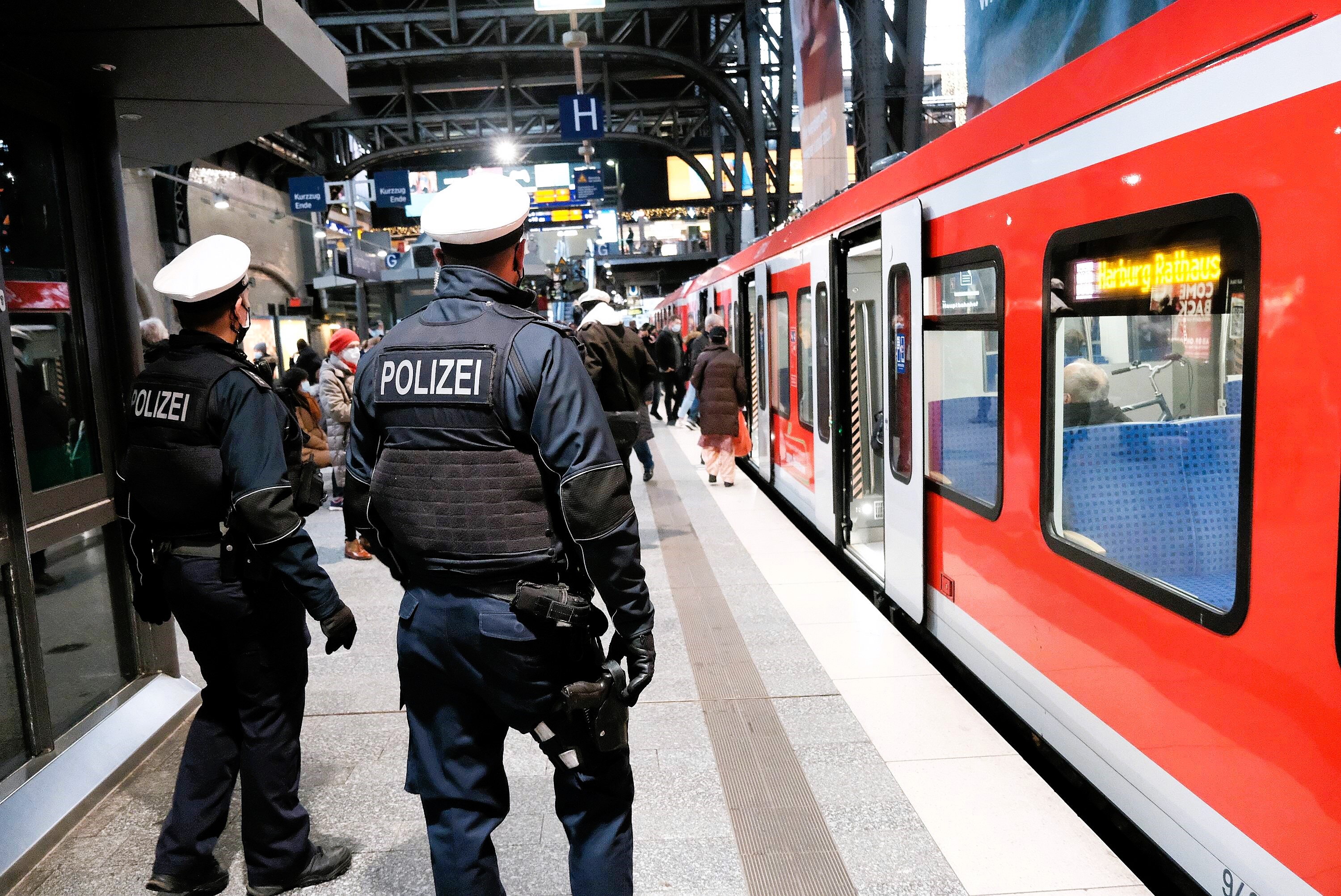 Vier Staatsanwaltschaften suchen diesen Asylanten! Gesuchter Straftäter entblößt sich vor Teenagern - Polizei muss ihn laufen lassen