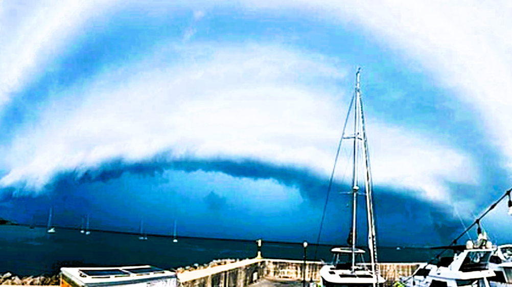 Tornado auf Mallorca! Heftige Unwetter auf den Balearen: Wasserhosen und Tornados bedrohen Urlauber
