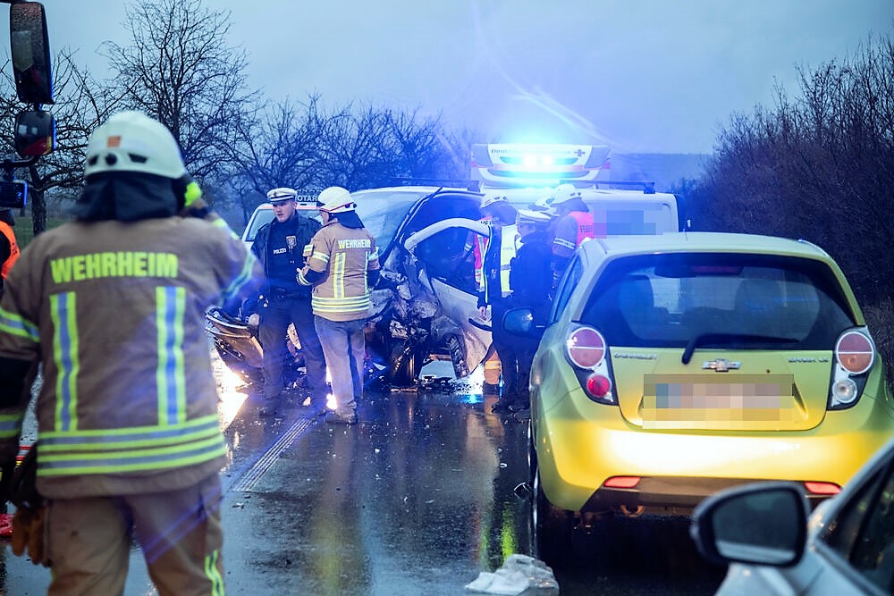 Toter Motorradfahrer bewegt sich plötzlich im Leichensack - Reporter sieht es