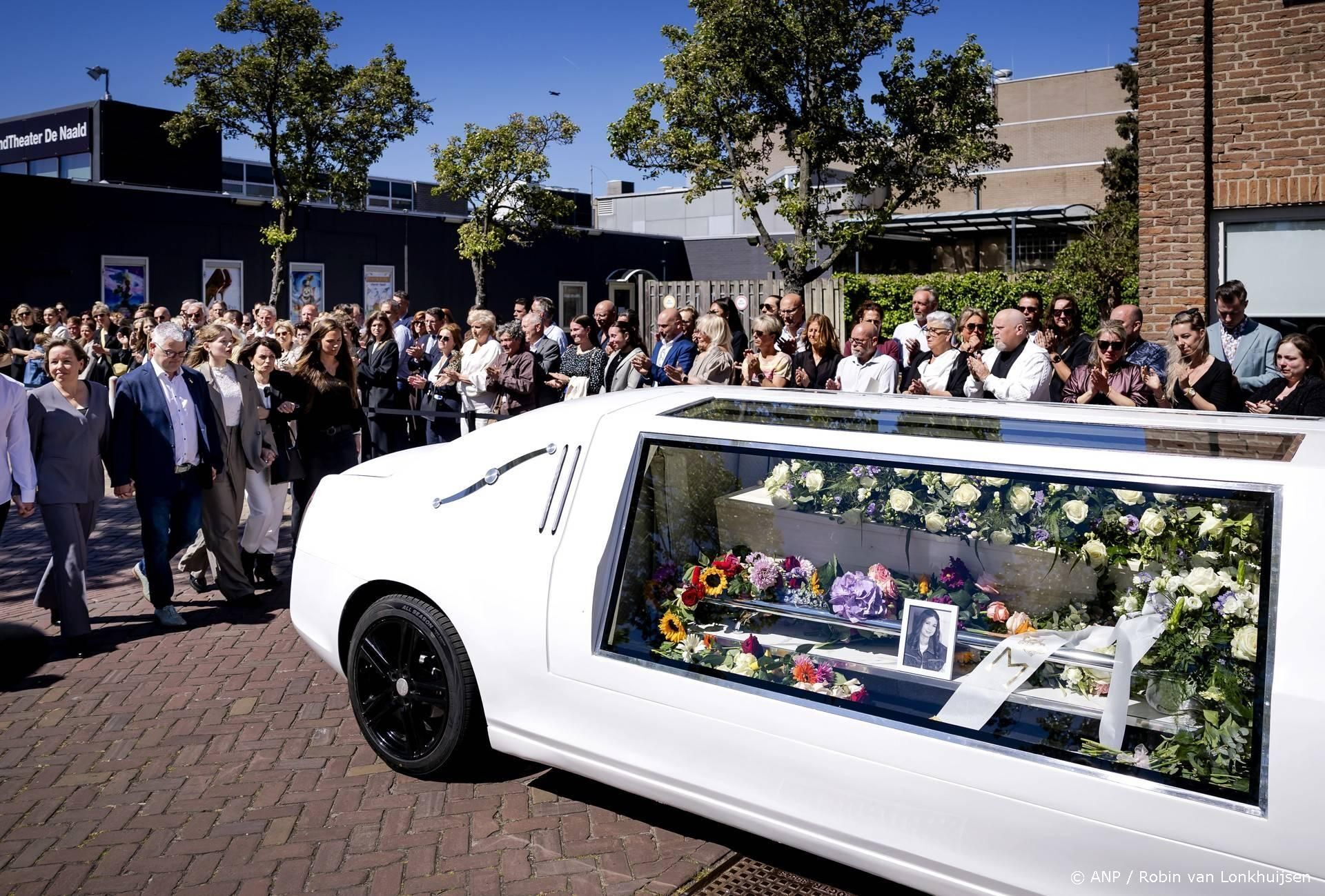 Duizenden eren Jade Kops bij ingetogen afscheid in Naaldwijk