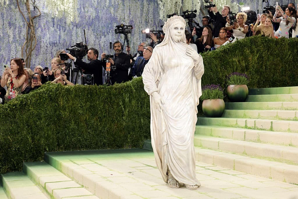 Heidi Klum verandert in ‘levend beeldhouwwerk’ op Met Gala 2026 — Wie viel er nog meer?