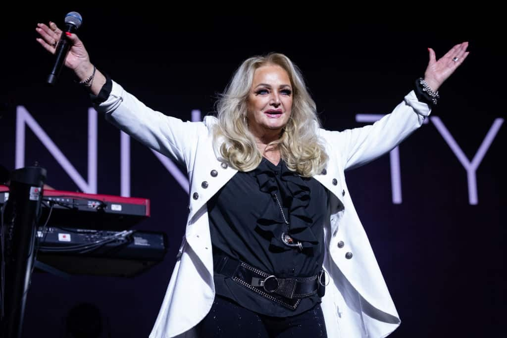 Bonnie Tyler herstelt na spoedoperatie in Portugal — fans opgelucht