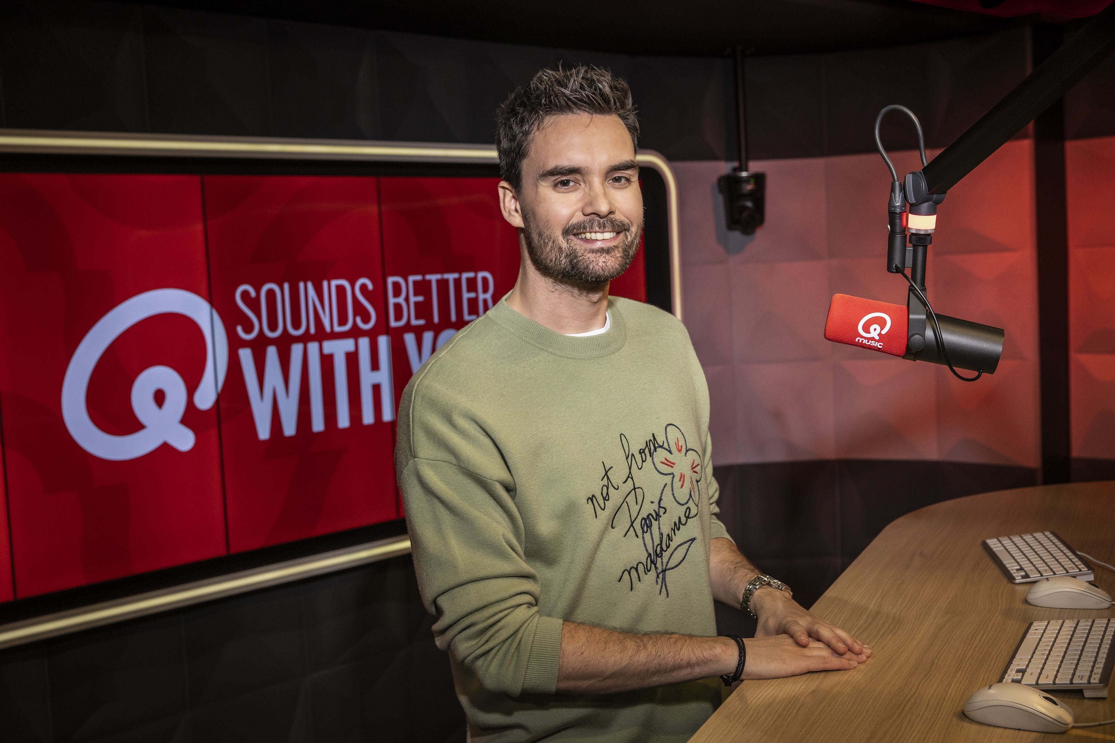 Domien Verschuuren tijdelijk weg bij Qmusic na verlies in de familie