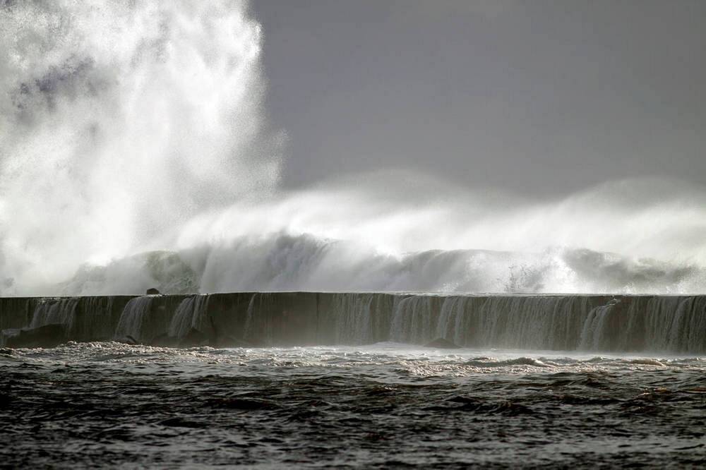 Massive Wave Sweeps Away Tourists in Spain! A Vacation Paradise Turns into a Nightmare