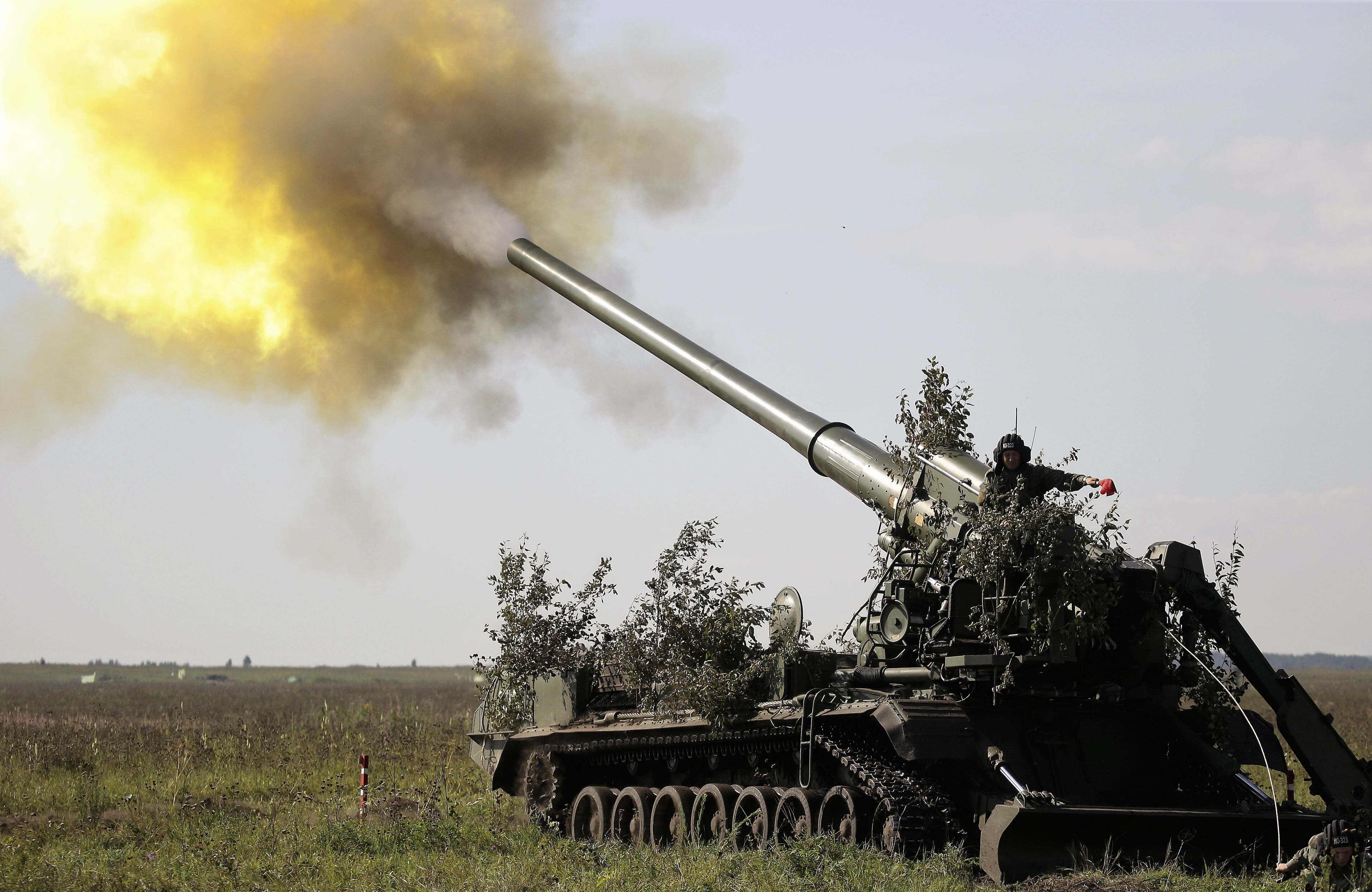 Tod von oben! Video zeigt schwere ukrainische Artillerietreffer gegen russische Panzer!