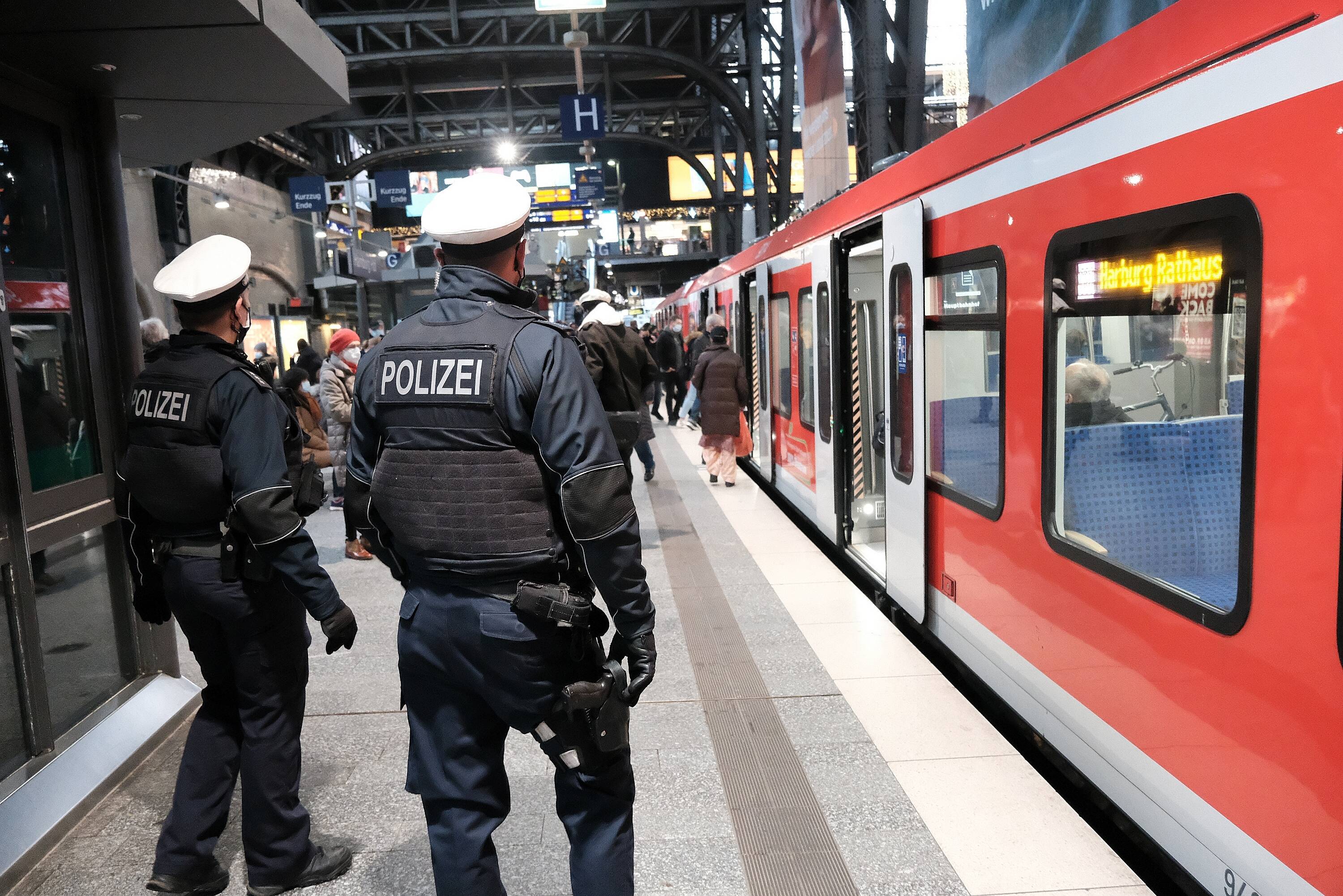 EILMELDUNG🔥 Messerattacke in Zug in NRW! Angreifer sticht um sich - zwei Helden stellen sich ihm!