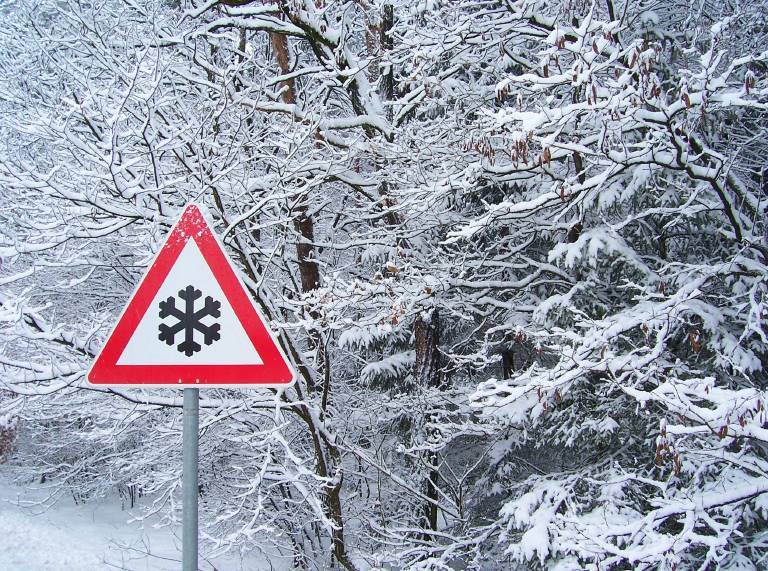 Chaos auf der Autobahn wegen heftiger Schneefälle - auch Schnellstraßen betroffen!