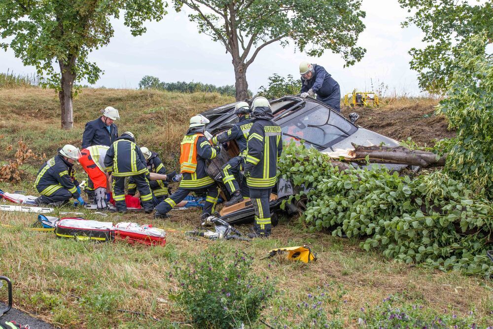 Schwerer Unfall – LKW kracht in PKW - 2 Menschen tot!