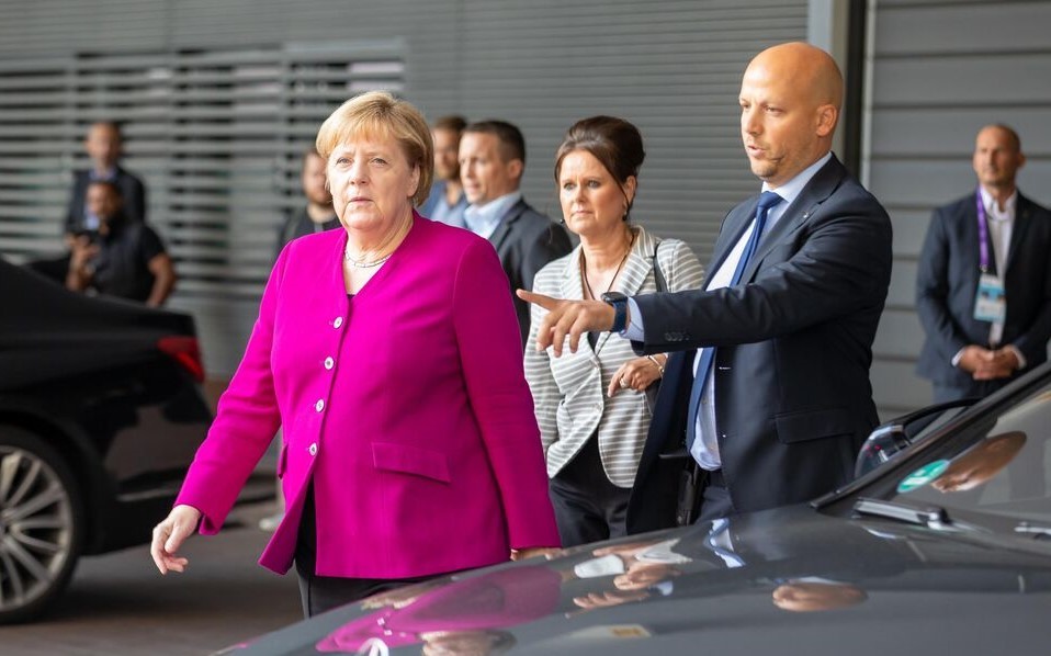 Großalarm! Mann mit Schusswaffe gefährdet Angela Merkel! SEK Großeinsatz in Leipzig!