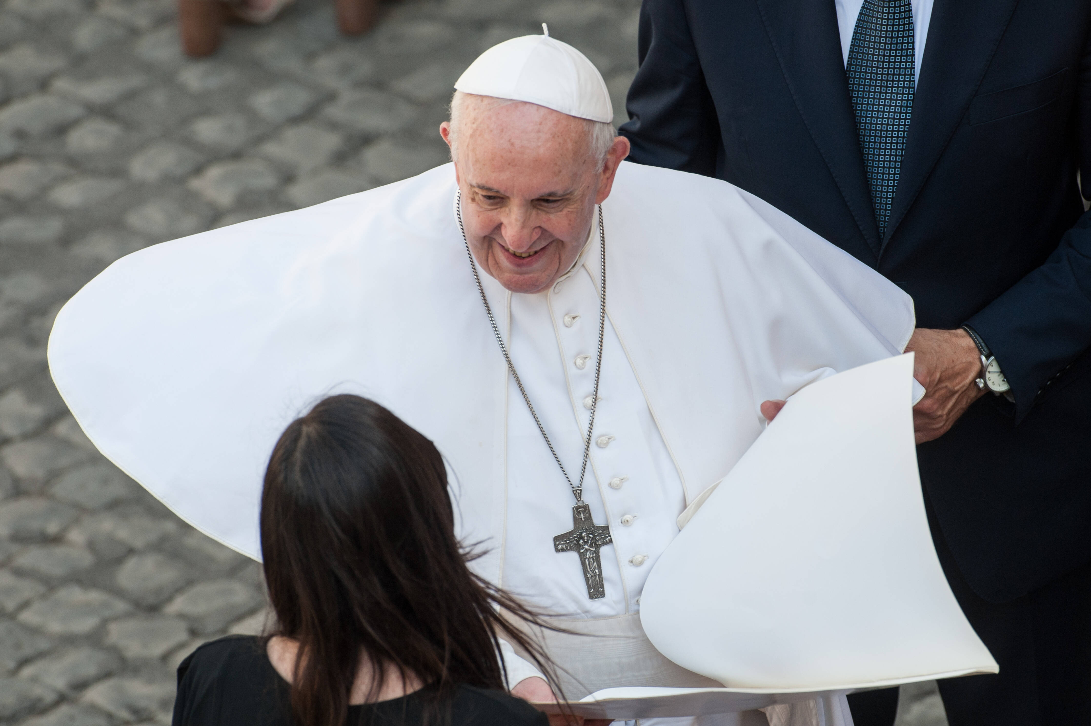 Not-Operation beim Papst! Lebensgefahr - der Papst muss sofort ins Krankenhaus!