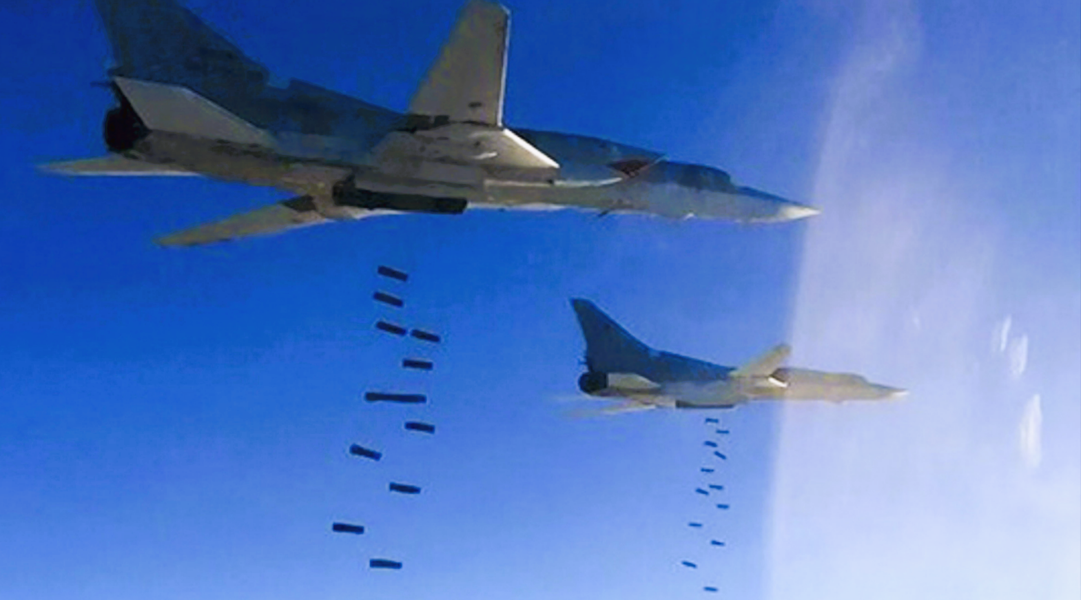 Bombenangriff auf Militärflughafen! Russland greift ukrainische Basis an - Explosionen und Zerstörung
