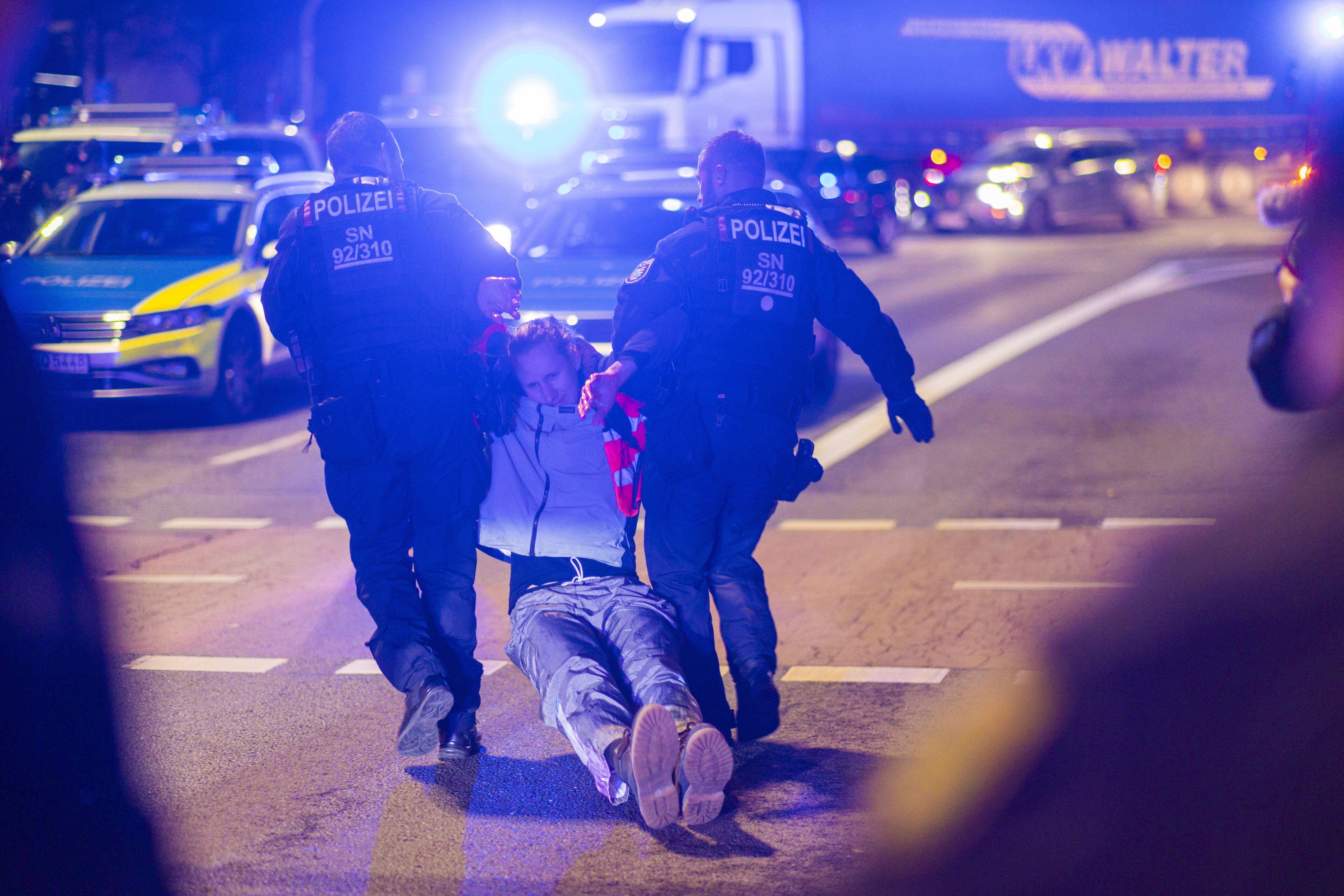 Schüsse am Hauptbahnhof in Mülheim - Polizei stoppt Messerstecher mit Waffengewalt - Täter lebensgefährlich verletzt