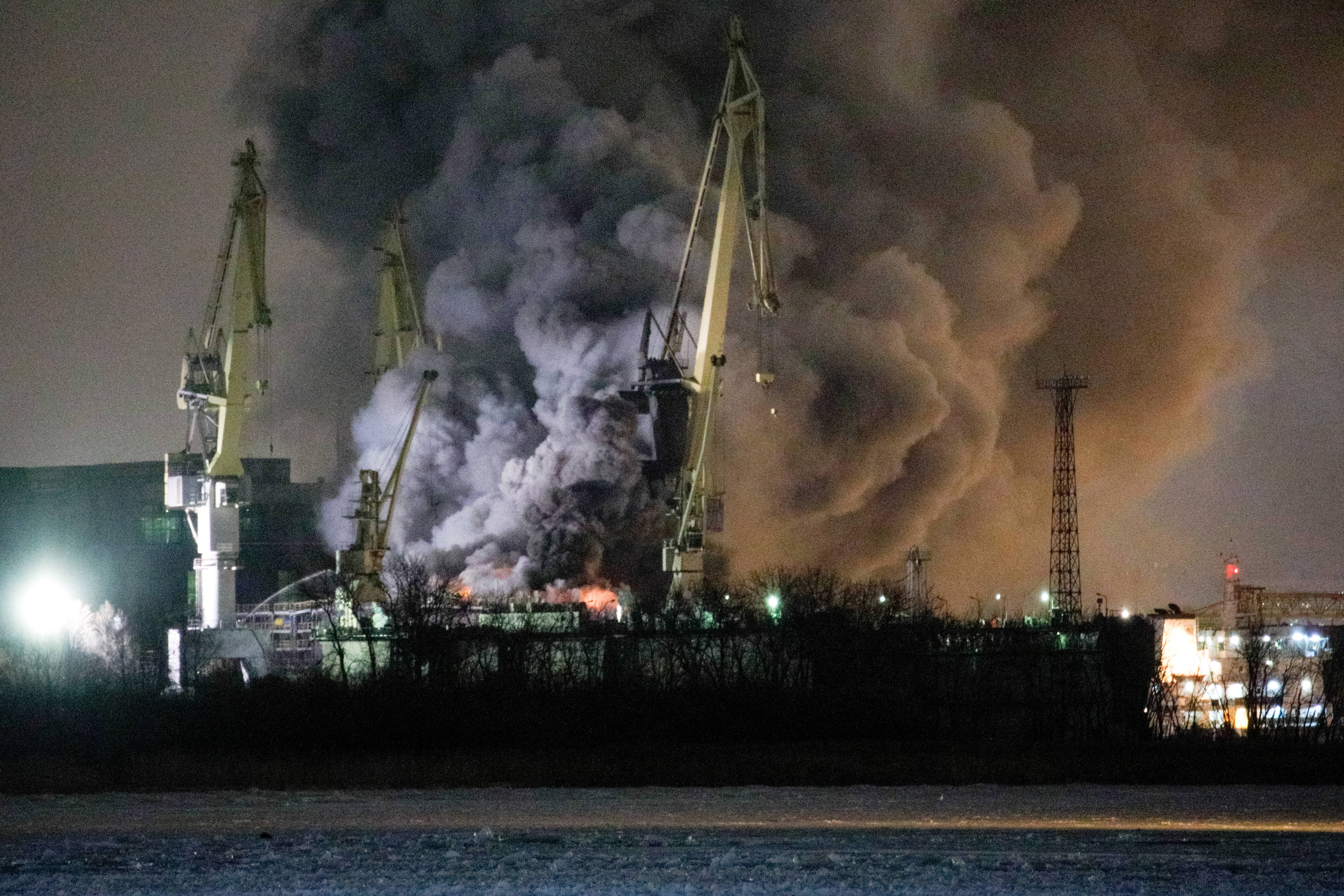 Getreidekrieg! Ukrainischer Donau-Hafen von russischen Streitkräften beschossen - Getreide-Silos brennen

