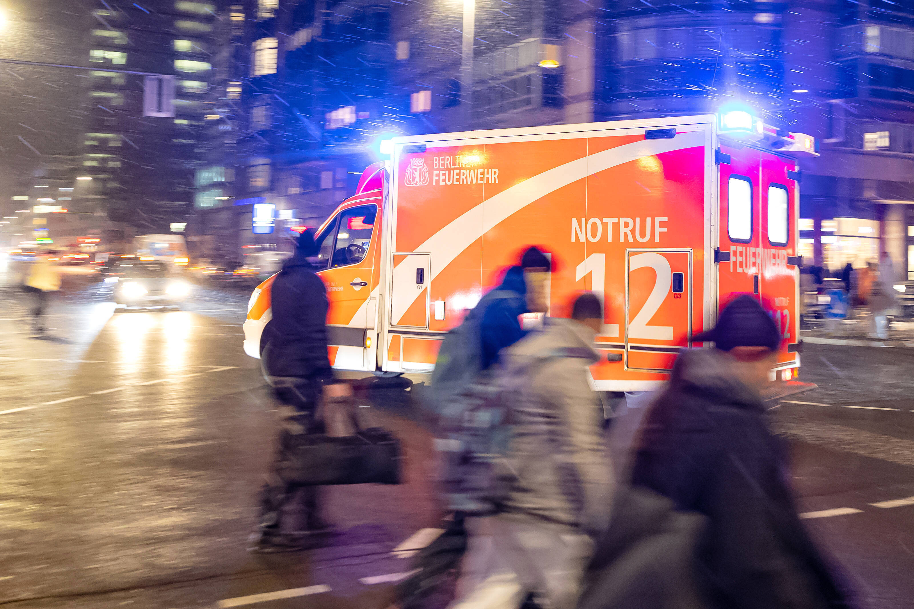 Schwerer Unfall - Rentnerin rammt Rettungswagen - 5 Personen verletzt!
