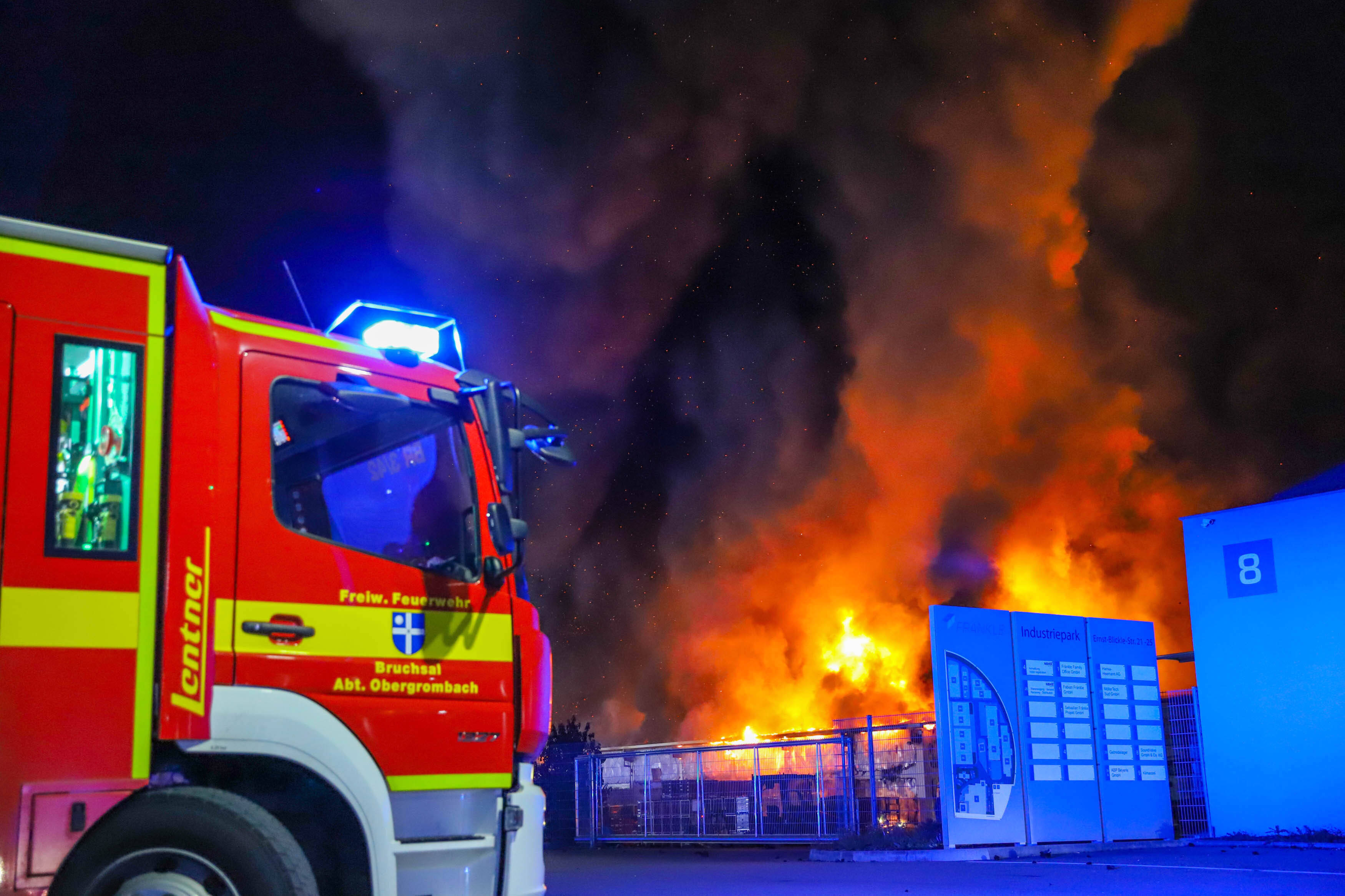 Katwarn-Alarm! Großbrand löst Katastrophenalarm aus - Gelber Himmel und Brandgeruch!