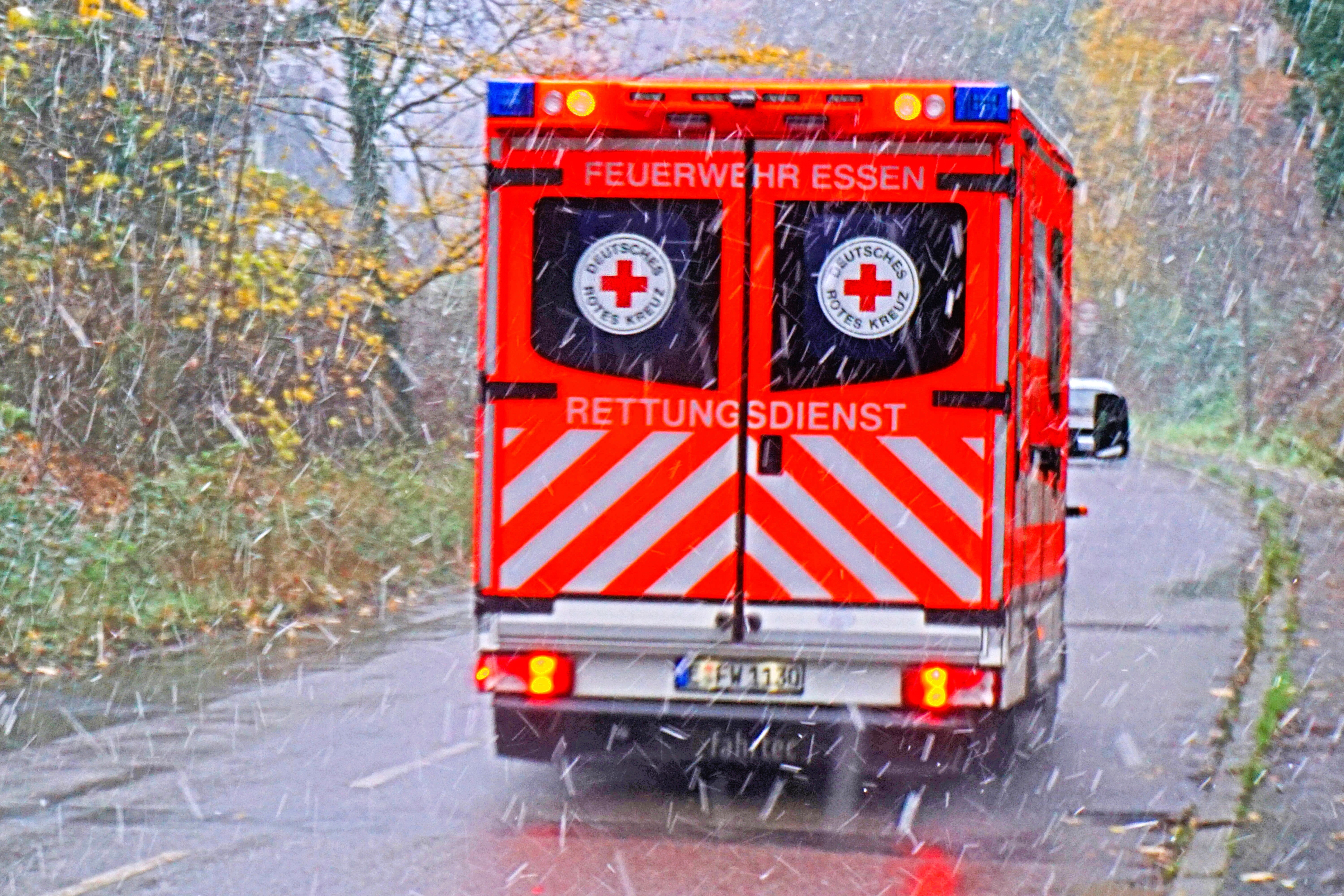 Frau auf Autobahnraststätte überfahren! LKW fährt einfach weiter - Lebensgefahr!