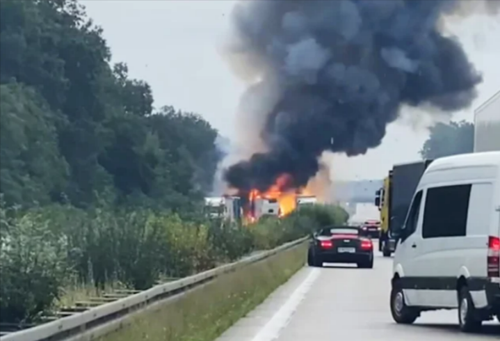 Autobahnsperrung! Maschine stürzte von Lastwagen und verursacht schweren Unfall