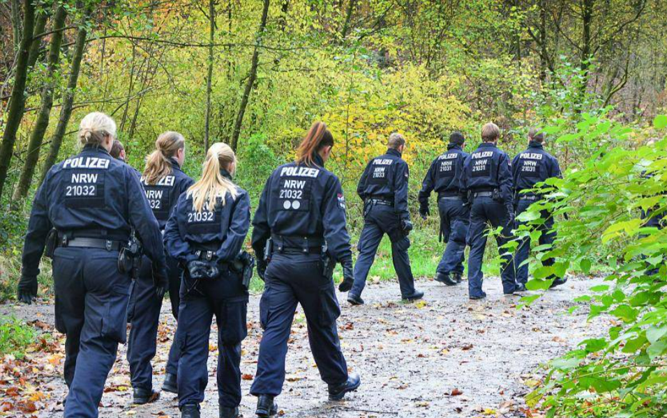 Regensburg - Deutscher Mann stößt syrischen Flüchtling von Brücke! Schock-Tat erschüttert Deutschland