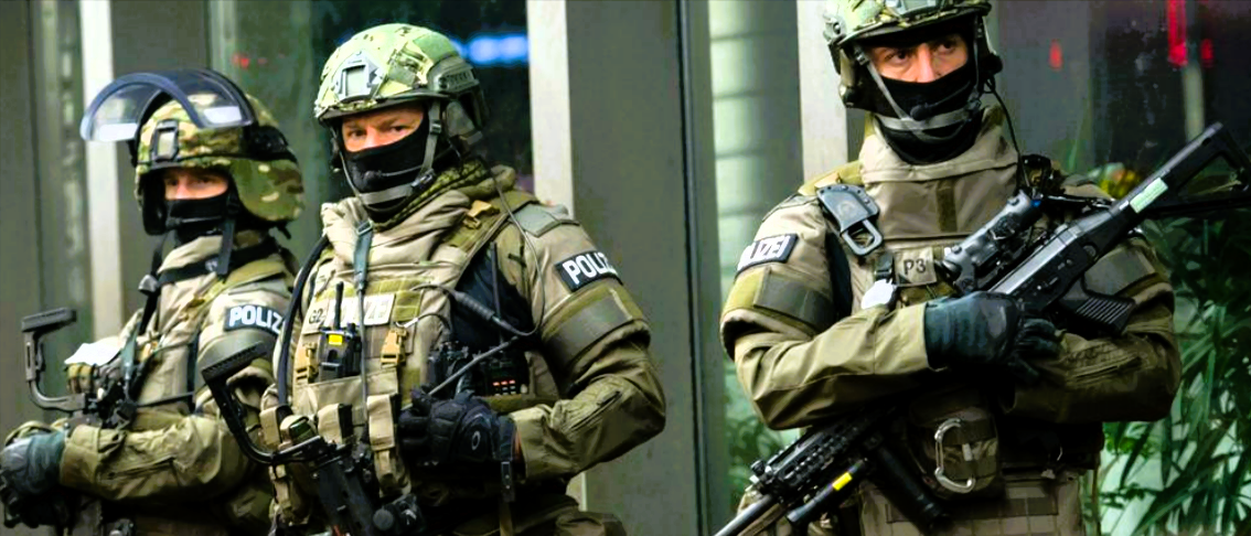 SEK-Einsatz eskaliert! Gefährder droht Haus zu sprengen und schießt auf Polizisten - Dorf abgeriegelt!