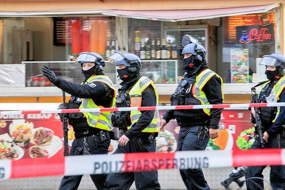 Eilmeldung! Psychisch gestörter Messermann greift Kinder und Passanten an!