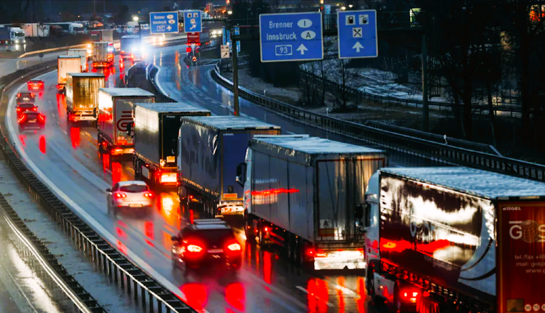 Vollsperrung! Schüsse auf der Autobahn - Unbekannter schießt bei Überholvorgang auf LKW-Fahrer