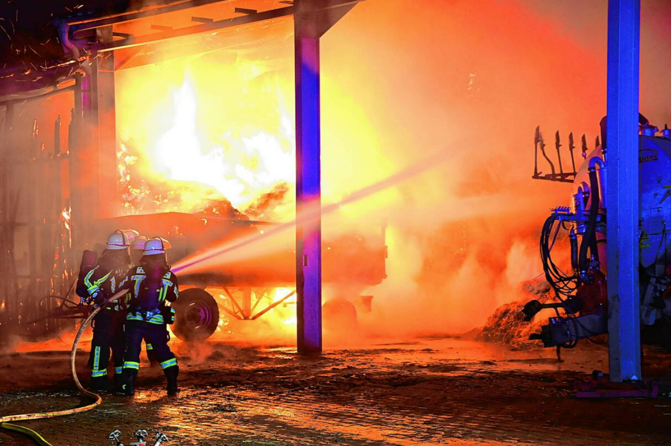 Feuerinferno tötet 20.000 Schweine in Mastanlage! Feuerwehr kämpft gegen Großrand
