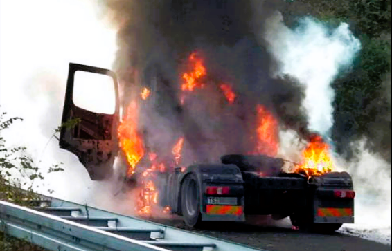Feuer auf der Autobahn, schwere Verkehrsbehinderung! Mit Papier beladener Lastwagen brennt wie Zunder