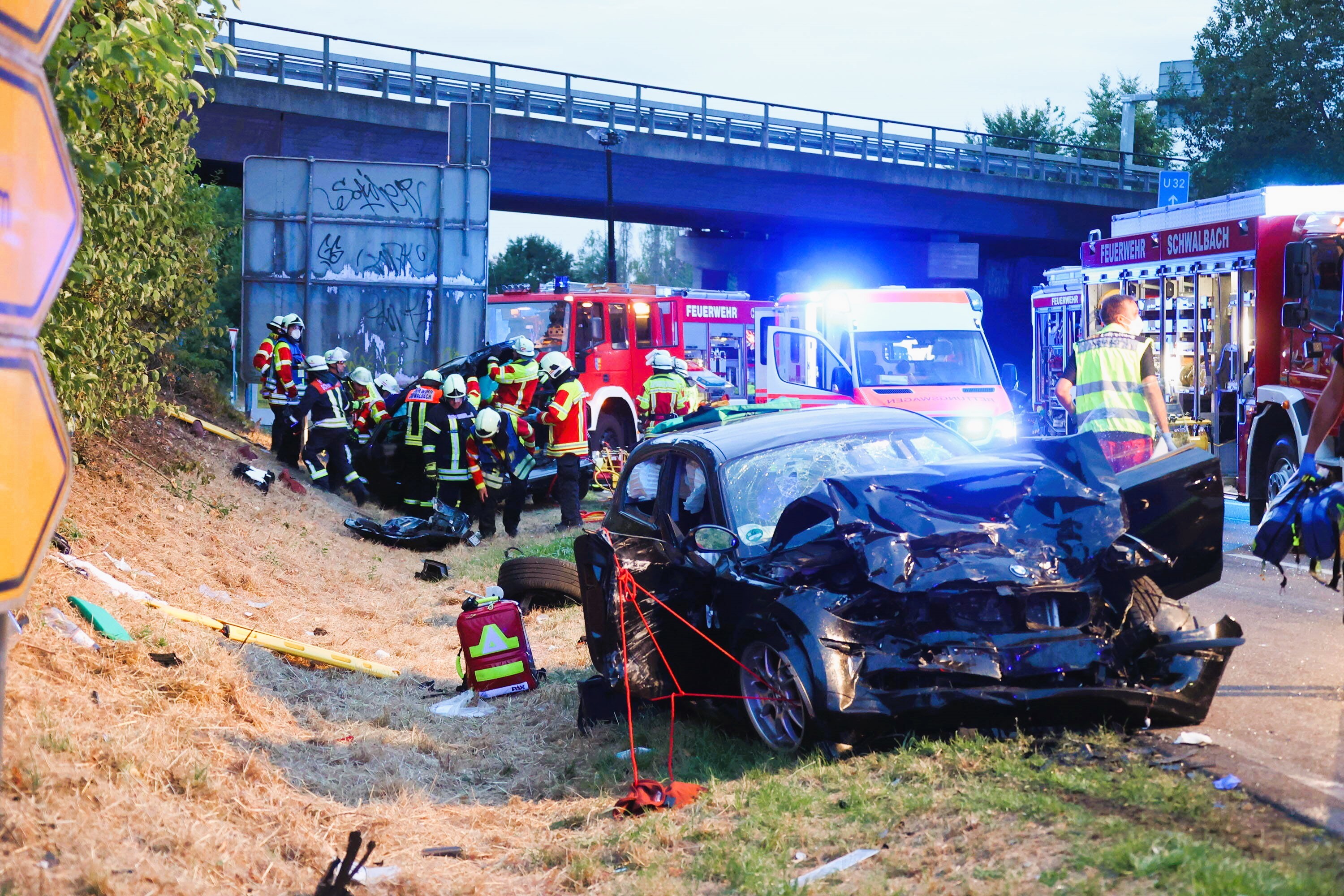 3 Menschen sterben bei Unfall, 2 schwer Verletzt! Wagen stürzt Abhang hinunter- Verheerender Unfall fordert drei junge Leben