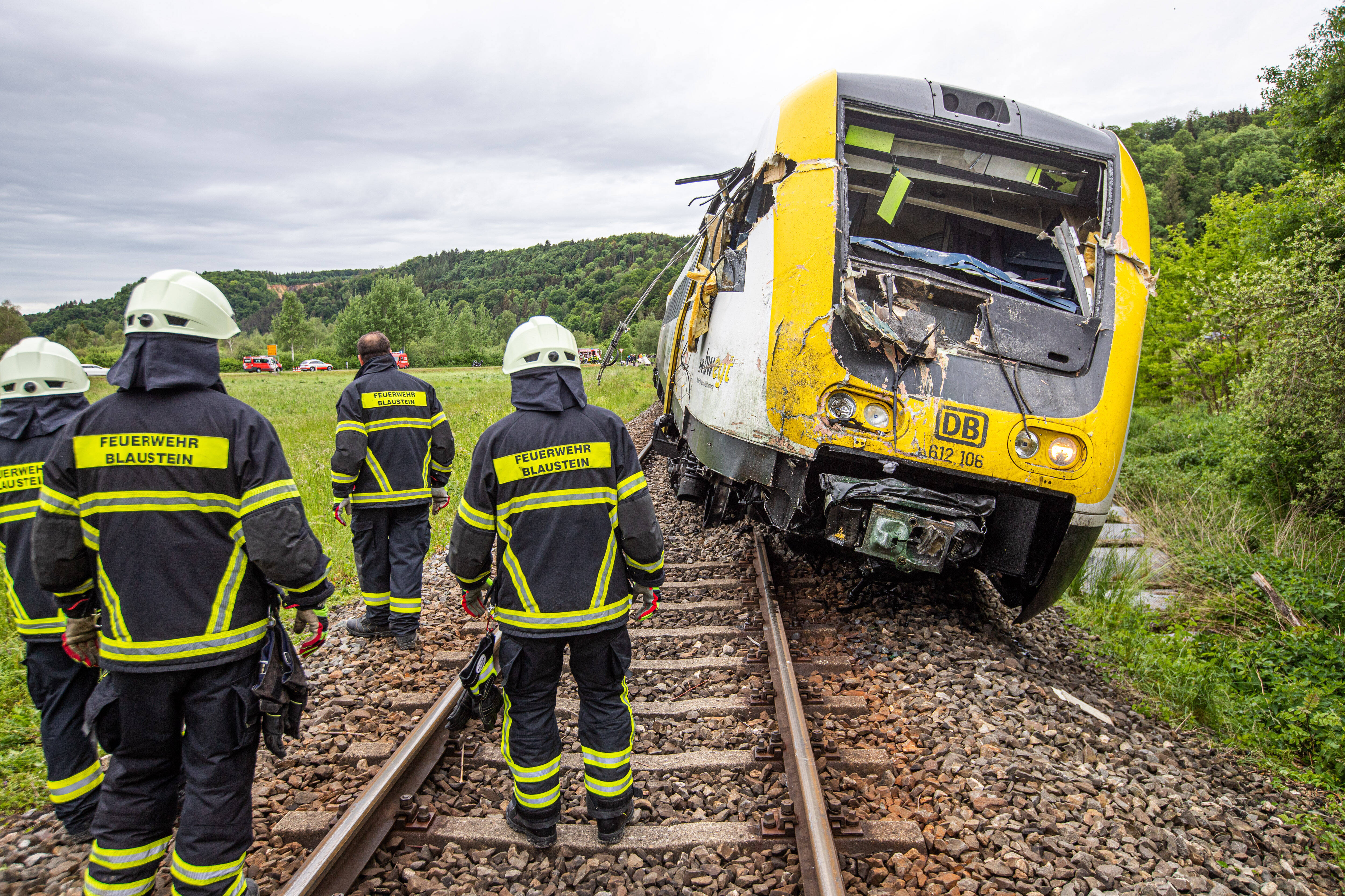 Schweres Zugunglück in Deutschland – mehrere Tote und Verletzte; Rettungskräfte suchen weiterhin nach Opfern